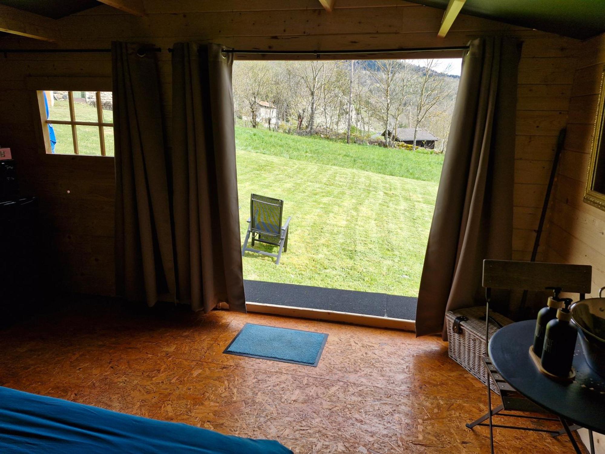 La Cabane Des Lucioles Saint-Julien-Boutieres Номер фото